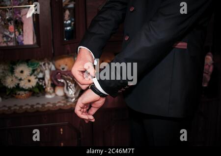 Manchon de fixation de la chambre à pantalon sur la veste noire Banque D'Images
