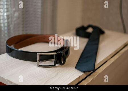 Ceinture et attache de couleur noire sur la table Banque D'Images