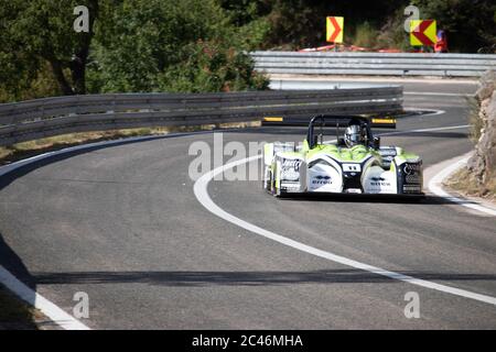 Skradin Croatie, juin 2020 Norma m20 formule de voiture de course en montée à grande vitesse à travers le coin Banque D'Images