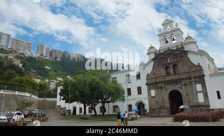 Guapulo, Pichincha / Equateur - juin 11 2016: Vue sur le Sanctuaire de la Vierge de Guapulo avec les bâtiments du quartier Gonzalez Suarez Banque D'Images