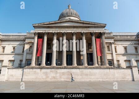 Londres, Royaume-Uni. 24 juin 2020. Photo prise le 24 juin 2020 montre la National Gallery fermée à Londres, Grande-Bretagne. Le Premier ministre britannique Boris Johnson a déclaré mardi que la règle actuelle de distance sociale de 2 mètres sera relâchée du 4 juillet à « 1 mètre plus » en Angleterre afin de faciliter davantage le verrouillage du coronavirus. Crédit : ray Tang/Xinhua/Alay Live News Banque D'Images