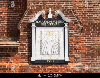 Gros plan du cadran solaire situé sur un mur latéral sur le Moot Hall, Aldeburgh, Suffolk. ROYAUME-UNI Banque D'Images