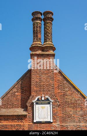 Sundial et cheminée/pots situés sur un mur latéral sur le Moot Hall, Aldeburgh, Suffolk. ROYAUME-UNI Banque D'Images