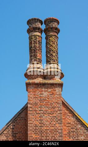 Cheminée et pots situés sur le Moot Hall, Aldeburgh, Suffolk. ROYAUME-UNI. Banque D'Images