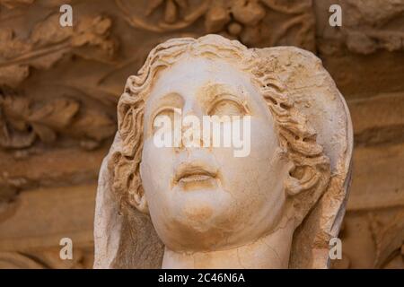 Statue d'Arete (vertu/valor) qui est située sur la façade de la bibliothèque de Celsus dans la ville grecque ancienne d'Ephèse, Turquie. Banque D'Images