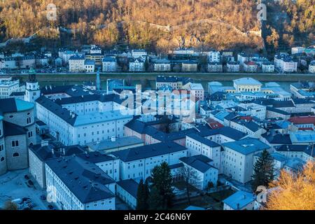 Vue sur la vieille ville de Salzbourg et les toits depuis la forteresse de Hohensalzburg Banque D'Images