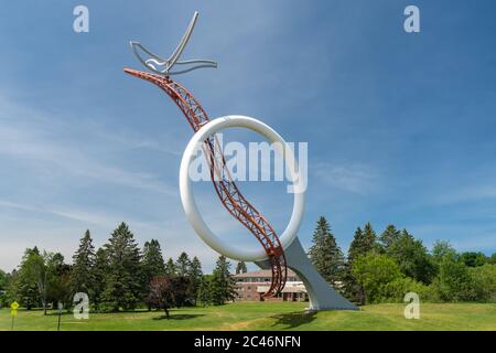 DULUTH, MN/USA - 19 JUIN 2020 : sculpture sur la lune sauvage au campus de l'Université du Minnesota-Duluth. Banque D'Images