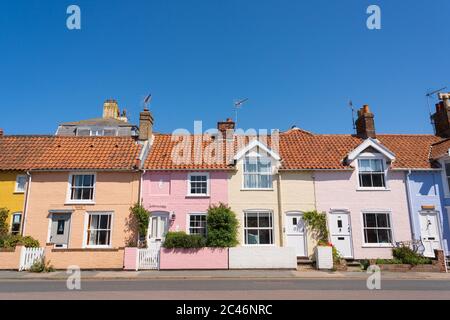 Rangée de maisons colorées dans la rue Aldeburgh High, Aldeburgh, Suffolk. ROYAUME-UNI Banque D'Images