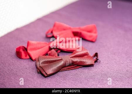 Nœuds papillon rouges sur fond violet Banque D'Images