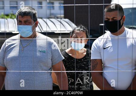 (200624) -- GUETERSLOH, 24 juin 2020 (Xinhua) -- les employés de Toennies sont mis en quarantaine dans leur zone résidentielle de Guetersloh, Allemagne, 24 juin 2020. Après une épidémie de COVID-19 dans la plus grande entreprise de transformation de la viande d'Allemagne Toennies, la vie publique dans le district de Guetersloh et dans son district voisin de Warendorf serait à nouveau sévèrement restreinte, a annoncé mardi Karl-Josef Laumann, ministre de la Santé de la Rhénanie-du-Nord-Westphalie (NRW). Selon les autorités municipales, plus de 1,550 employés de Toennies ont été infectés par le COVID-19. Environ 7,000 employés de l'entreprise ont dû subir Banque D'Images