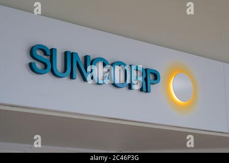 Ballina, Nouvelle-Galles du Sud, Australie - 12 février 2020 : logo Suncorp Bank suspendu devant le siège social de Brisbane. Suncorp est un australien Banque D'Images