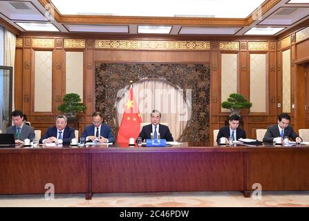 Pékin, Chine. 24 juin 2020. Le conseiller d'État chinois et ministre des Affaires étrangères Wang Yi tient une conférence vidéo avec le ministre iranien des Affaires étrangères Mohammad Javad Zarif à Beijing, capitale de la Chine, le 24 juin 2020. Credit: Yue Yuewei/Xinhua/Alay Live News Banque D'Images