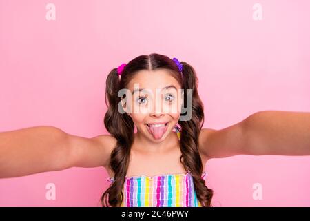 Gros plan photo de belle petite dame drôle deux longues queues faire selfies populaires enfants blogger bonne humeur langue hors bouche port robe d'été Banque D'Images