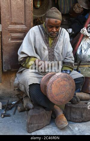 FES, Maroc. 27 février 2020. La place Seffarine est l'endroit où les fouets ou les cuivres travaillent dans le souk ou le marché de Fès, au Maroc. 27 février 2020. Crédit : Mark Hertzberg/ZUMA Wire/Alay Live News Banque D'Images