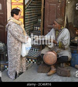 FES, Maroc. 27 février 2020. La place Seffarine est l'endroit où les fouets ou les cuivres travaillent dans le souk ou le marché de Fès, au Maroc. 27 février 2020. Crédit : Mark Hertzberg/ZUMA Wire/Alay Live News Banque D'Images