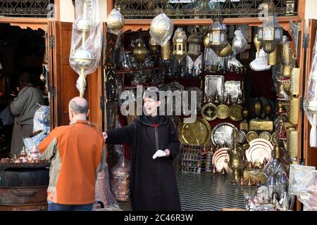 FES, Maroc. 27 février 2020. La place Seffarine est l'endroit où les fouets ou les cuivres travaillent dans le souk ou le marché de Fès, au Maroc. 27 février 2020. Crédit : Mark Hertzberg/ZUMA Wire/Alay Live News Banque D'Images