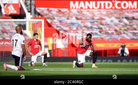 Paul Pogba de Manchester United prend un genou pour soutenir le mouvement Black Lives Matter avant le match de la Premier League à Old Trafford, Manchester. Banque D'Images