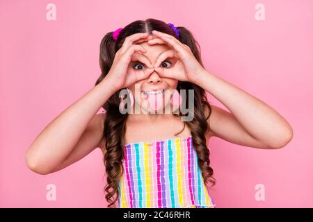 Photo de belle petite dame drôle deux queues cute de boucles montrant les mains lunettes près des yeux bonne humeur bâton langue hors bouche porter couleur robe d'été Banque D'Images