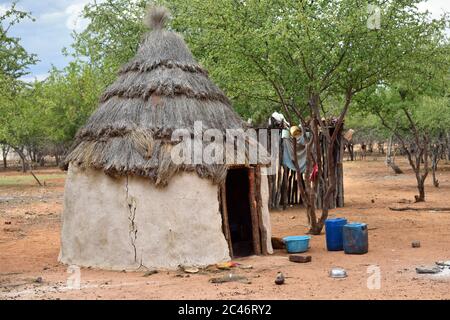 Hutte traditionnelle africaine dans le village de la tribu himba, Namibie Banque D'Images