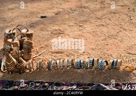 Souvenirs primitifs faits à la main - style africain montré sur le marché artisanal dans le village de la tribu Himba locale. Namibie, Afrique Banque D'Images