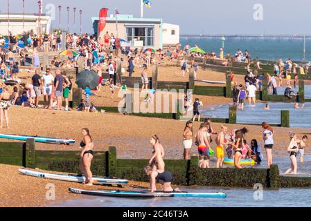 Chalkwell, Southend on Sea, Essex, Royaume-Uni. 24 juin 2020. Avec les températures records de l'année de prévision, les gens se dirigent vers le front de mer pour se rafraîchir, pendant la période d'alerte de séjour du coronavirus COVID-19. À Chalkwell, à l'ouest de Southend on Sea, la rive de l'estuaire de la Tamise est occupée par les gens sur la plage et dans l'eau Banque D'Images