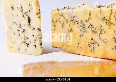 Différents types de fromage sur fond blanc isolé. Gros plan. Banque D'Images