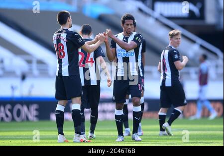 Federico Fernandez (à gauche) et Isaac Hayden (à droite) de Newcastle United s'embuent avant de se lancer lors du match de la Premier League à St James' Park, Newcastle. Banque D'Images