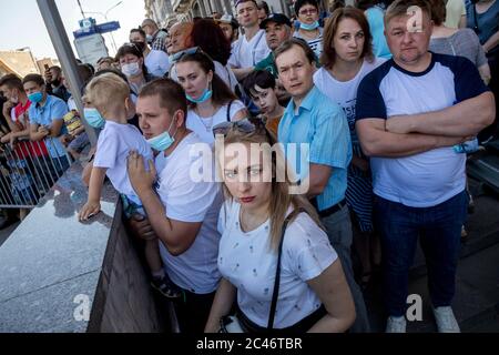 Moscou, Russie. 24 juin, 2020 personnes attendent de rencontrer des véhicules militaires du défilé militaire du jour de la victoire sur la place Rouge marquant le 75e anniversaire de la victoire pendant la Seconde Guerre mondiale Les défilés du jour de la victoire à travers la Russie ont été reportés du 9 mai au 24 juin en raison des restrictions imposées pour empêcher la propagation du nouveau coronavirus COVID-19 Banque D'Images