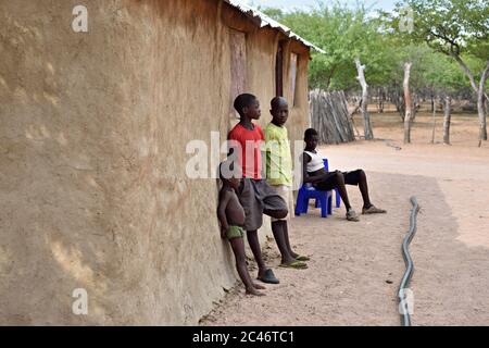 KAMANJAB, NAMIBIE - 1 FÉVRIER 2016 : petits enfants Himba non identifiés montrés dans le village de la tribu himba Banque D'Images