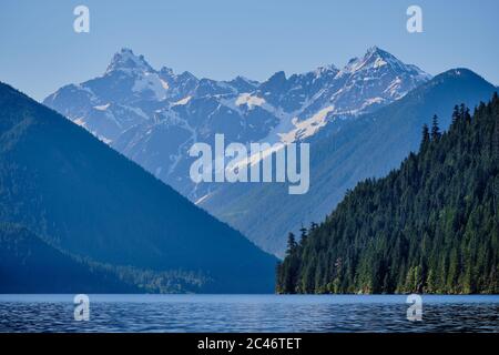 Sommets dentelés et glaciés du Mont Redoute et du Mont Nodoute dans le parc national de North Cascades, Washington, vus du magnifique lac bleu Chilliwack, en Colombie-Britannique Banque D'Images