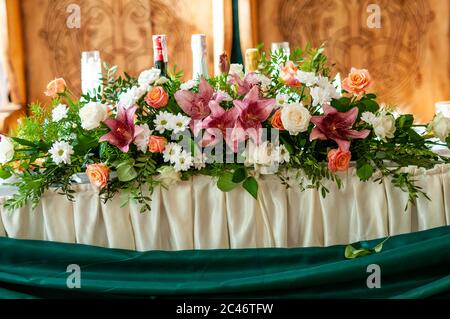 Les fleurs décorent une table avec des bouteilles en arrière-plan Banque D'Images