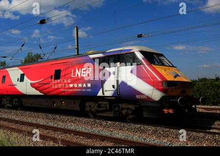 Le train Flying Scotswoman, 82205, East Coast main Line Railway, Newark on Trent, Notinghamshire, Angleterre, Royaume-Uni le service Flying Scotsman était remobran Banque D'Images