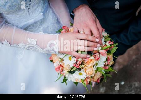 Bouquet de fleurs colorées avec les mains dessus Banque D'Images