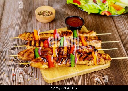 Poulet grillé teriyaki sur brochette de bois et sauce chaude. Banque D'Images