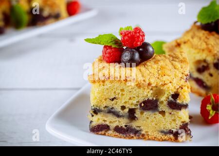Tarte aux baies fraîches sur plaque blanche sur fond blanc. Banque D'Images