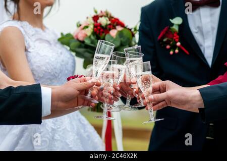 les gens se sont mis à siroter des verres de champagne lors du mariage Banque D'Images