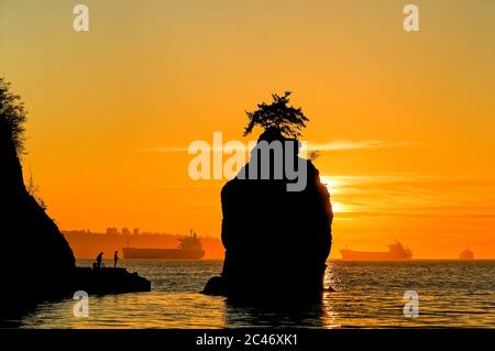 Silhouettes au coucher du soleil, la digue rocher Siwash, Stanley Park, Vancouver, British Columbia Canada Banque D'Images