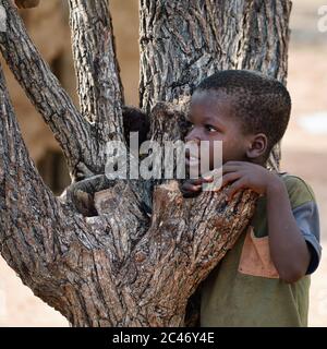 KAMANJAB, NAMIBIE - 1 FÉVRIER 2016 : petit garçon Himba non identifié montré dans le village de la tribu himba Banque D'Images