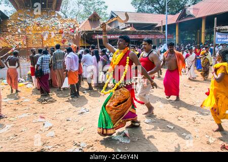 Les dévots en robe rouge et sickleshaped épées à sree Kurumba Temple Sree kurumba Bhagavati, Kodungallur,pendant,festival bharani,Kerala Inde,thrissur Banque D'Images