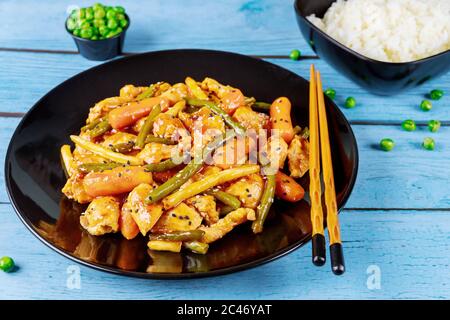 Poulet frit teriyaki avec sauce aigre-douce et riz. Cuisine chinoise. Banque D'Images