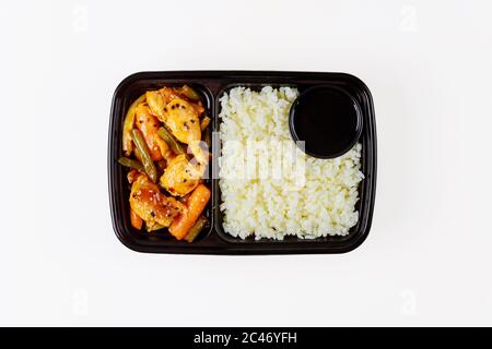 Repas prêt à manger sur un récipient isolé sur fond blanc. Banque D'Images