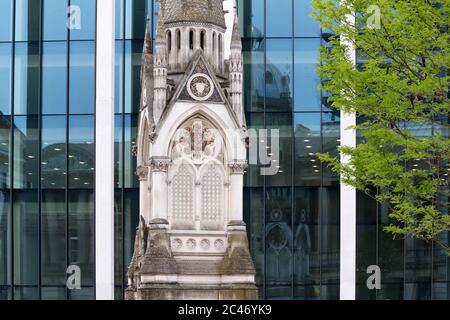 La fontaine du mémorial de Chamberlain à Chamberlain Square Birmingham se dresse devant les nouveaux bâtiments du Paradis achevés en 2020 Banque D'Images