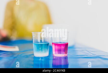 Gros plan de boissons roses et bleues dans les verres sur une surface bleue Banque D'Images