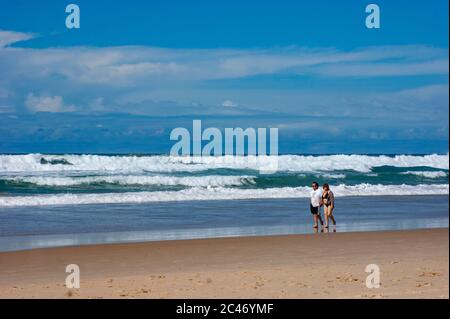 Couple marchant le long de la plage Banque D'Images