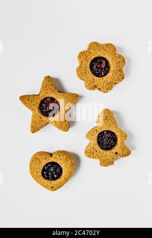 Cookies Linzer sur fond blanc Banque D'Images