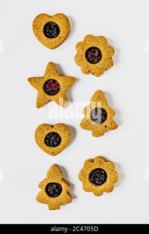 Cookies Linzer sur fond blanc Banque D'Images