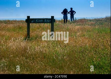 Des gens sur un bord de falaise Banque D'Images