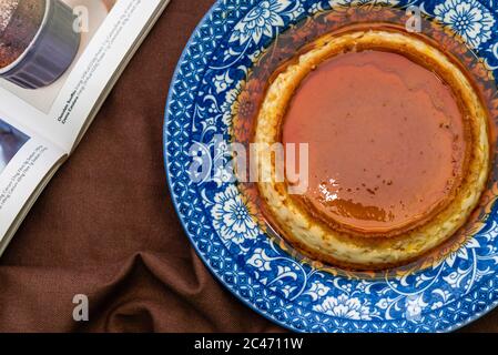Image de crème caramel/pudding sur une assiette en porcelaine avec un fond agréable. Image pour le menu du restaurant et les magazines de restauration