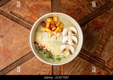 Vue de dessus de la soupe crémeuse aux champignons en purée Banque D'Images