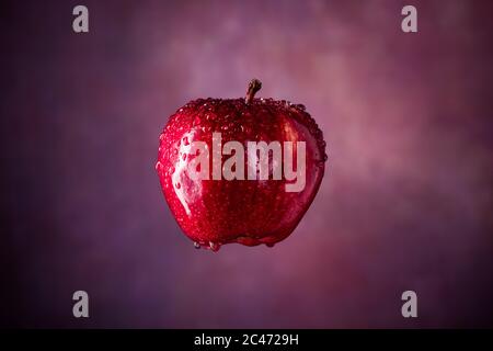 Pomme rouge suspendue dans l'air Banque D'Images